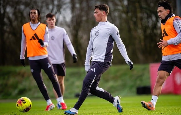 Shea Lacey tập luyện cùng các đàn anh tại đội một Manchester United