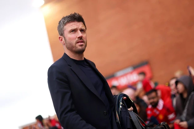 HLV Michael Carrick cùng các học trò chuẩn bị cho trận đấu với Nottingham Forest.