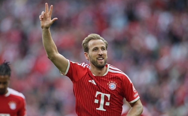 Harry Kane ăn mừng sau cú hat-trick ấn tượng vào lưới Cologne.