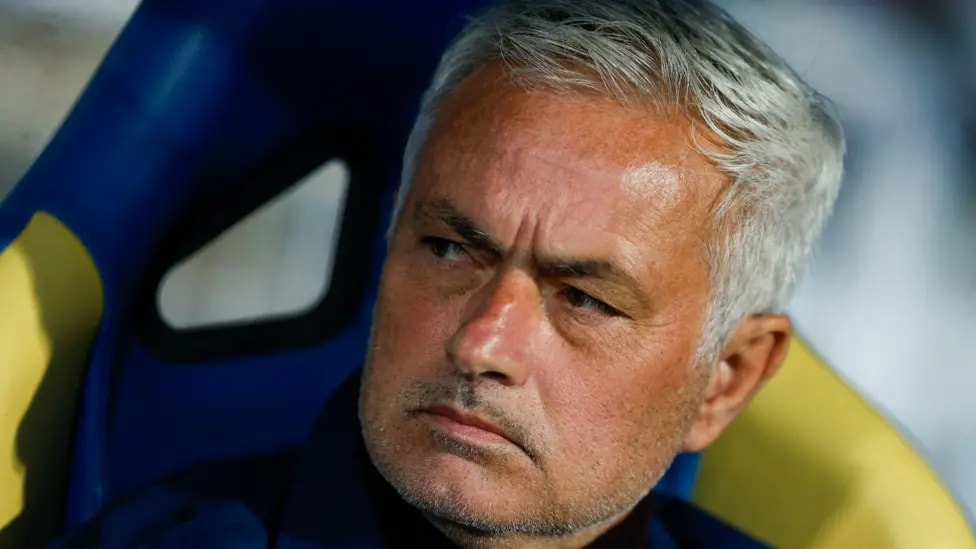 Jose Mourinho dẫn dắt Benfica với thành tích bất bại tại giải vô địch quốc gia.