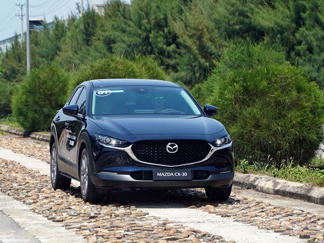 Thiết kế đuôi xe Mazda CX-30 với cụm đèn hậu LED elip đặc trưng