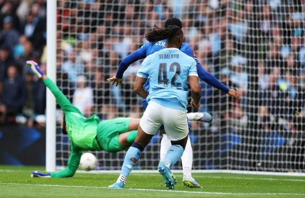Pha đánh gót của Semenyo đã làm bất ngờ toàn bộ hàng thủ Chelsea.