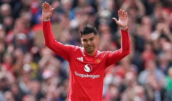 Tiền vệ Casemiro xúc động trong ngày chia tay khán giả tại sân Old Trafford.