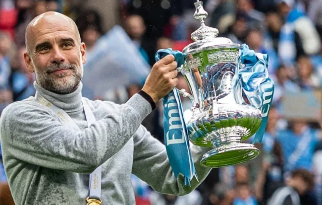 Các cầu thủ Manchester City ăn mừng chức vô địch FA Cup trên sân Wembley.