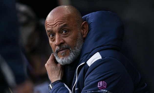 HLV Nuno Espirito Santo bất lực bên đường pitch.