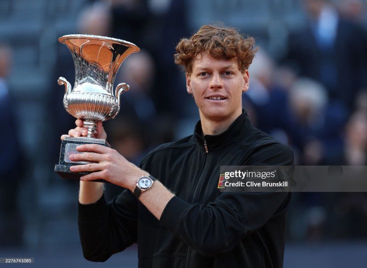 Jannik Sinner nâng cao cúp vô địch Rome Open 2026 sau chiến thắng trước Casper Ruud