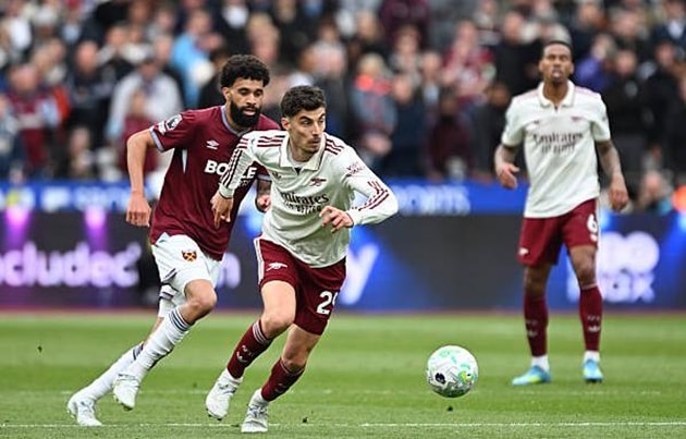 Các cầu thủ Arsenal ăn mừng chiến thắng, thể hiện bản lĩnh của một ứng cử viên vô địch thực thụ.