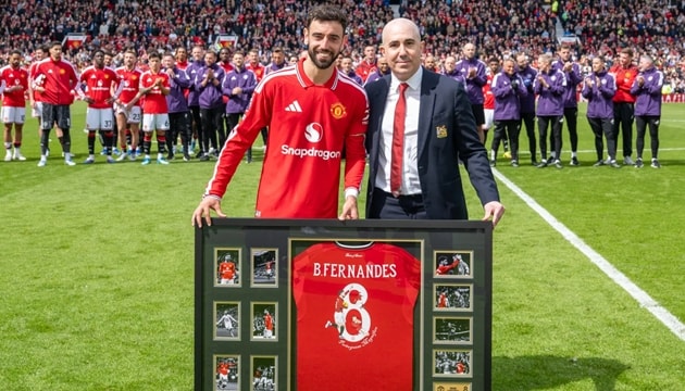 Bruno Fernandes ăn mừng bàn thắng cùng đồng đội, thể hiện vai trò thủ lĩnh tại MU.