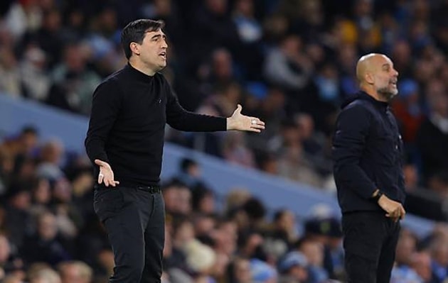 Sự đối đầu chiến thuật giữa Pep Guardiola và Andoni Iraola trên băng ghế huấn luyện.