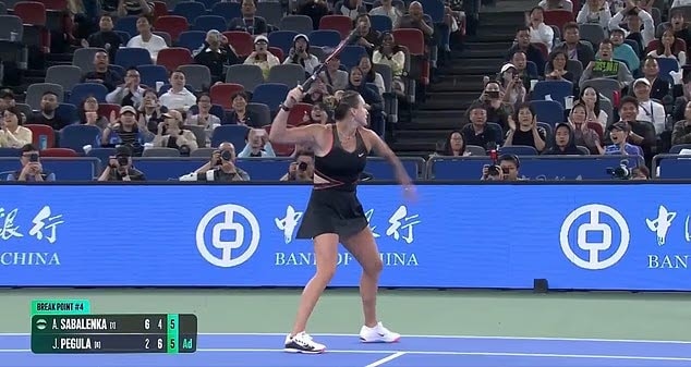 Aryna Sabalenka ném vợt trên sân đấu