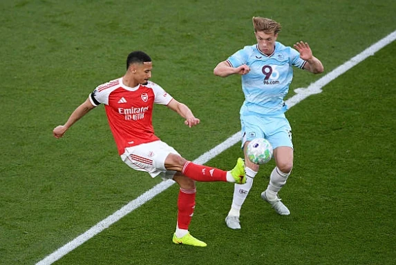 William Saliba (8.1): Cầu thủ xuất sắc nhất trận đấu. Saliba thể hiện sự điềm tĩnh tuyệt vời.