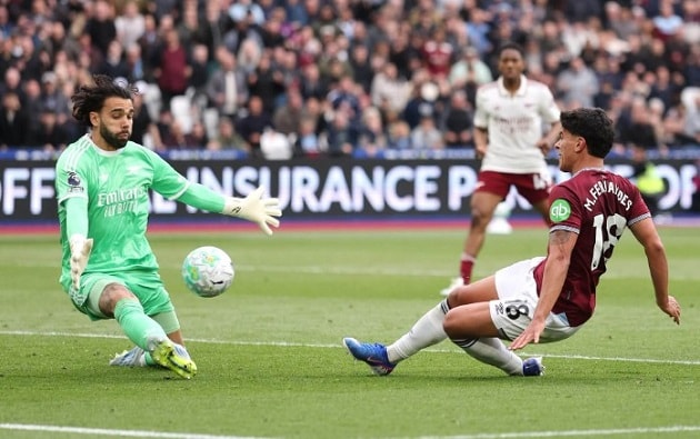 Raya hóa người hùng khung gỗ Arsenal.