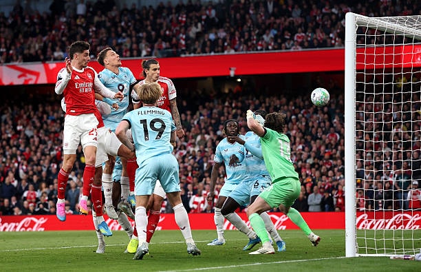 Các cầu thủ Arsenal dàn xếp tấn công trong một tình huống đá phạt góc.