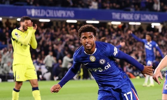 Andrey Santos ăn mừng bàn thắng nâng tỷ số lên 2-0 cho Chelsea.