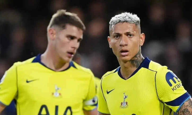 Các cầu thủ Tottenham thất thần sau trận thua Chelsea tại Stamford Bridge.