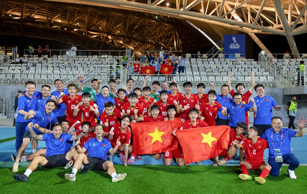 Lãnh đạo VFF tri ân các đơn vị đóng góp nhân sự cho thành công của U17 Việt Nam.