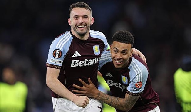 Các cầu thủ Aston Villa ăn mừng bàn thắng ghi được trong những phút cuối trận đấu.