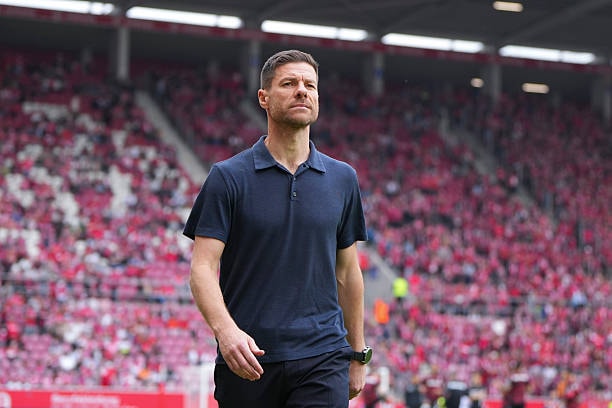 HLV Xabi Alonso và các trợ lý trong quá trình huấn luyện tại đội bóng cũ.