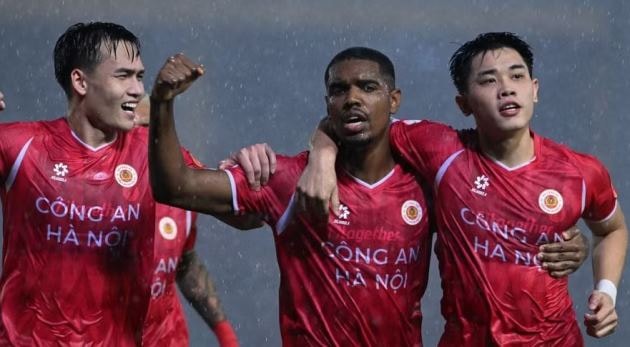 Các cầu thủ CAHN ăn mừng chức vô địch V-League sớm 3 vòng đấu một cách thuyết phục.