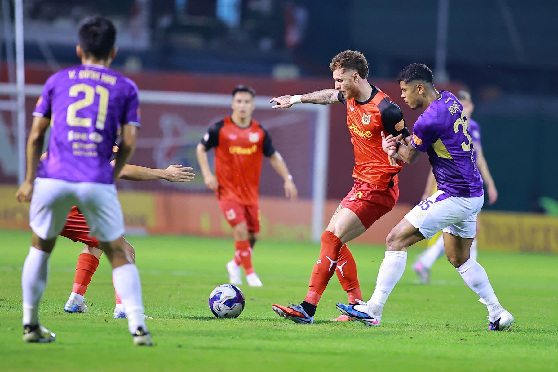 Cuộc đối đầu gián tiếp giữa Ninh Bình và Hà Nội FC cho vị trí thứ 3 trên bảng xếp hạng V-League.