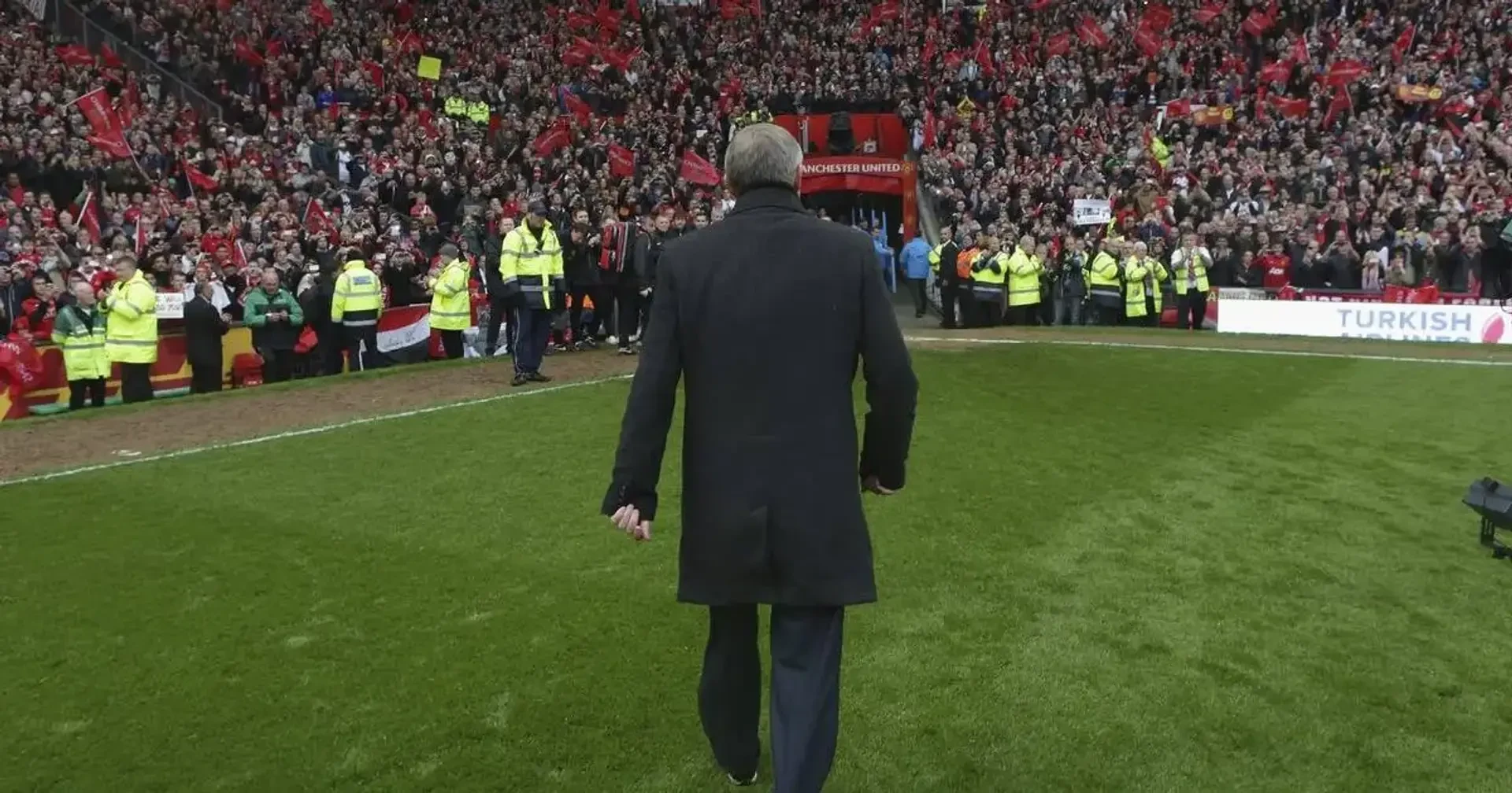 Hình ảnh Sir Alex Ferguson rời đi đánh dấu sự sụp đổ của một đế chế tại Manchester United.