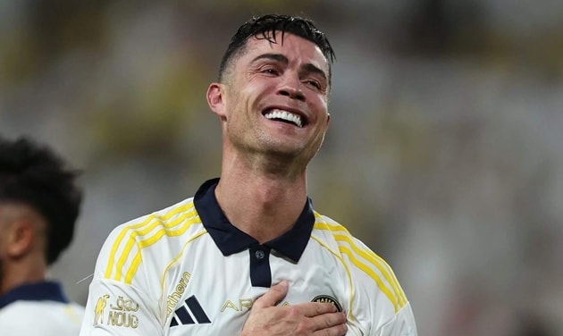 Cristiano Ronaldo nâng cao chức vô địch Saudi Pro League cùng Al Nassr.