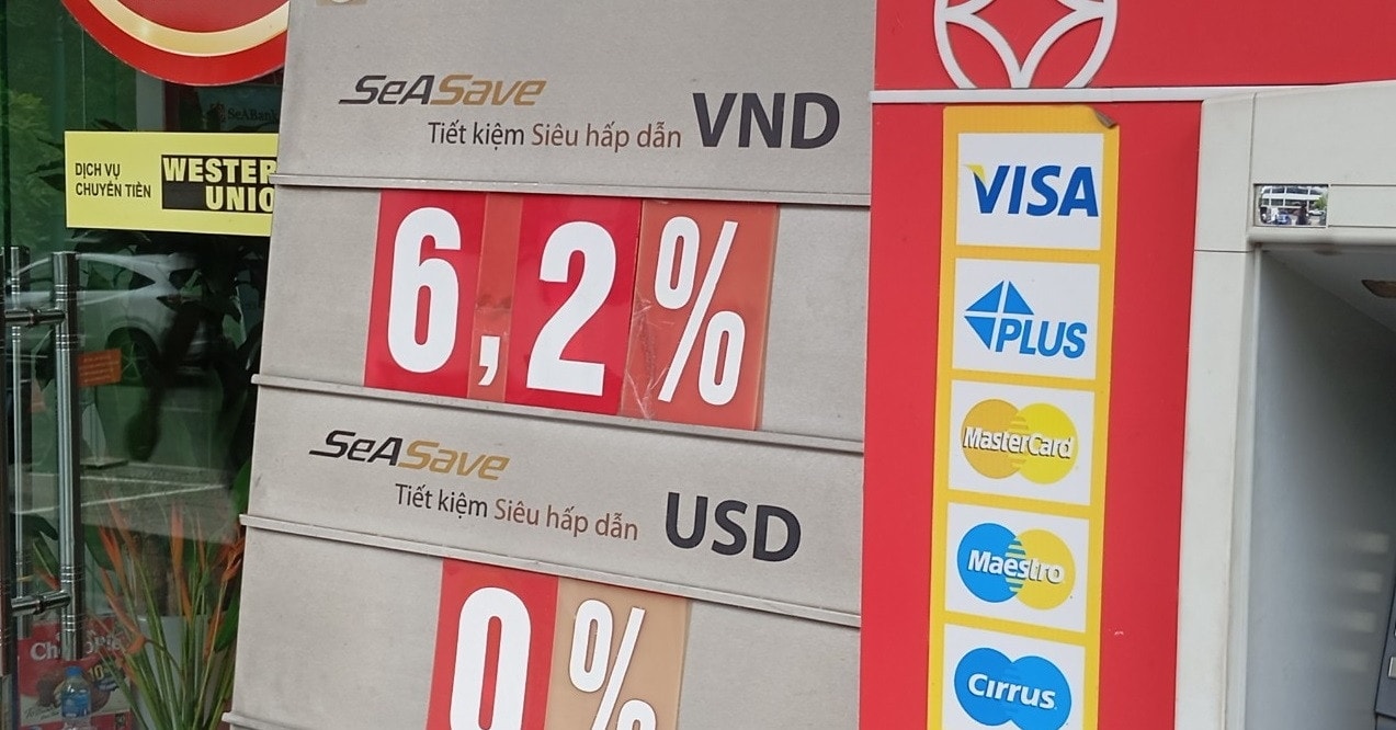 Nhiều ngân hàng âm thầm áp dụng mức lãi suất thực tế cao hơn niêm yết để thu hút người gửi tiền.