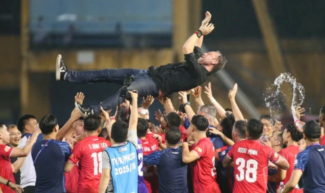 HLV Mano Polking đưa CLB CAHN đến chức vô địch V.League sớm 3 vòng đấu.