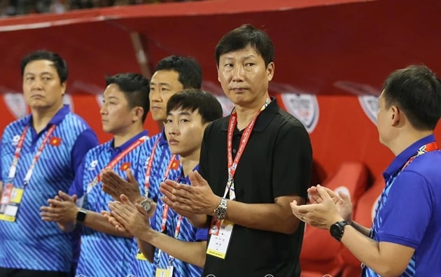 HLV Kim Sang-sik và các cầu thủ đội tuyển Việt Nam trong buổi tập