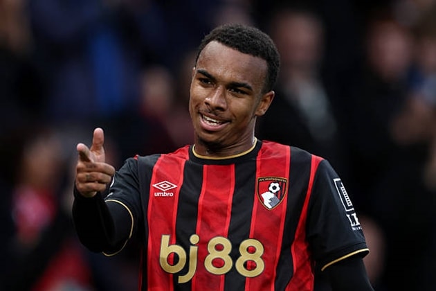 Eli Junior Kroupi đang là tâm điểm chú ý của cả Chelsea và Arsenal.