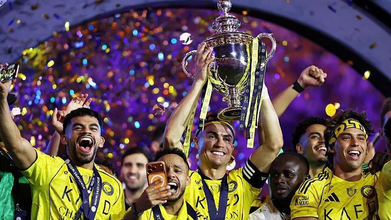 Cristiano Ronaldo ăn mừng chức vô địch Saudi Pro League cùng các đồng đội tại câu lạc bộ Al-Nassr.