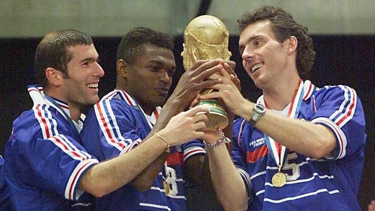 Zinedine Zidane và các đồng đội nâng cao cúp vô địch.
