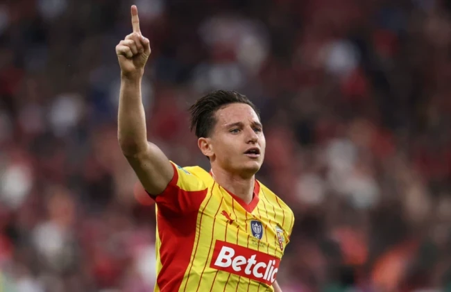 Ngôi sao Florian Thauvin ăn mừng bàn thắng mở tỷ số cho Lens.