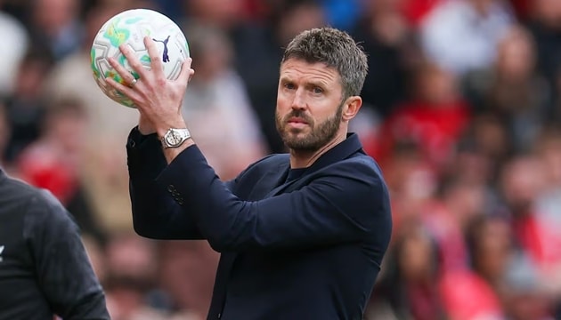 Michael Carrick chỉ đạo các học trò trong một trận đấu tại Ngoại hạng Anh
