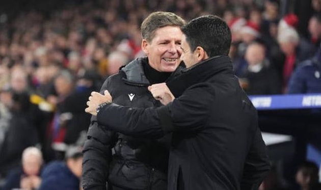 Các cầu thủ Arsenal khởi động chuẩn bị cho trận đấu hạ màn mùa giải.