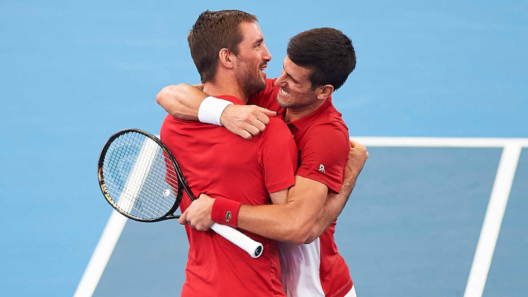 Viktor Troicki (bên trái) và Novak Djokovic (bên phải) trong buổi tập huấn luyện.