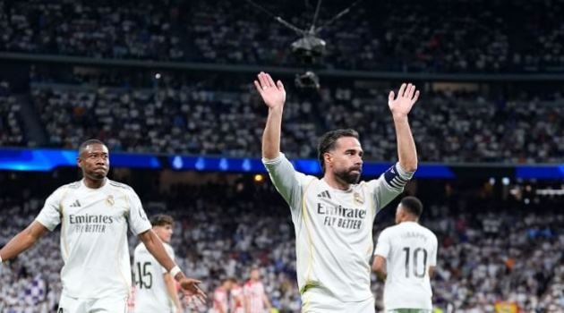 Dani Carvajal nghẹn ngào trong ngày chia tay Real.