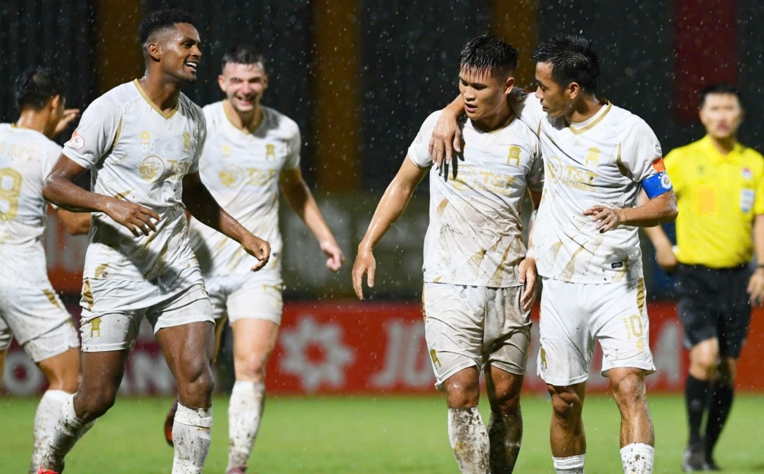 Hà Nội FC đang quyết tâm bám đuổi Ninh Bình trong cuộc đua Top 3 V-League 2025/26.