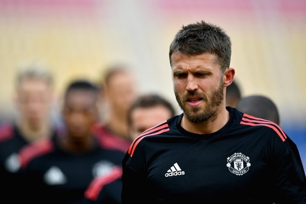 HLV Michael Carrick dẫn dắt Manchester United trong buổi tập chuẩn bị cho trận đấu cuối cùng của mùa giải 2025/26.