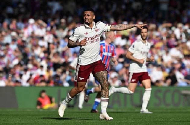 Gabriel Jesus trong trang phục thi đấu của Arsenal