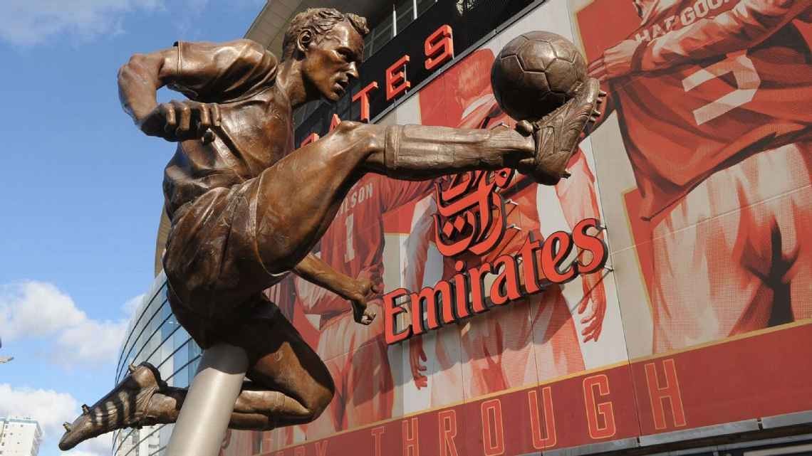 Tượng Dennis Bergkamp bên ngoài sân vận động Emirates của Arsenal.