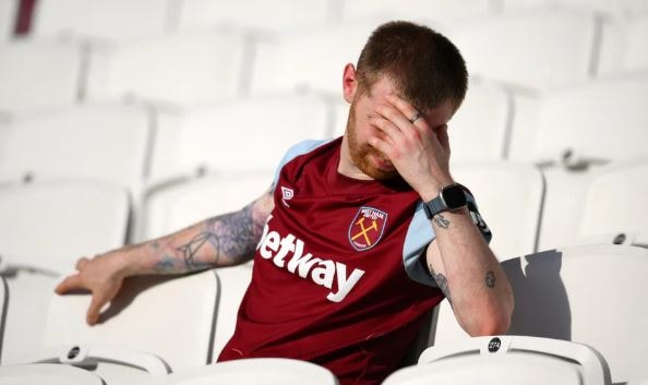 Người hâm mộ West Ham bày tỏ sự thất vọng và giận dữ trên khán đài.