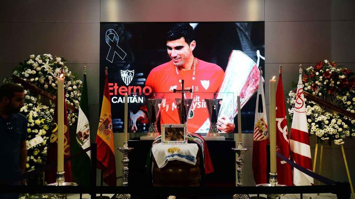 Hình ảnh tưởng niệm Jose Antonio Reyes, thành viên đội hình bất bại đã qua đời.