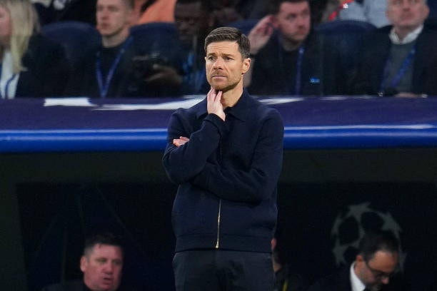 HLV Xabi Alonso đối mặt với áp lực cực lớn khi tiếp quản Chelsea.
