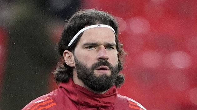 Thủ môn Alisson Becker quyết định gắn bó với Liverpool bất chấp sự quan tâm từ các đội bóng khác.