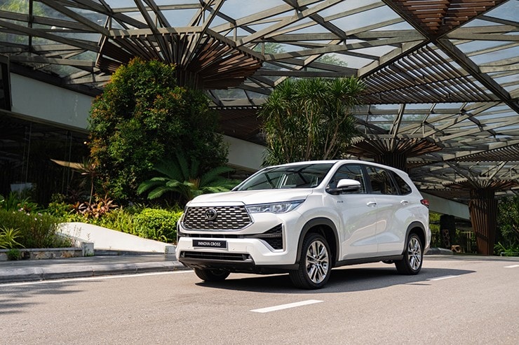 Ngoại thất Toyota Innova Cross với lưới tản nhiệt lục giác đặc trưng