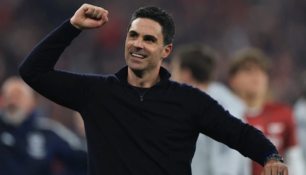 Mikel Arteta đã chạm tay vào cúp vô địch Ngoại hạng Anh cùng Arsenal sau một mùa giải nghẹt thở.
