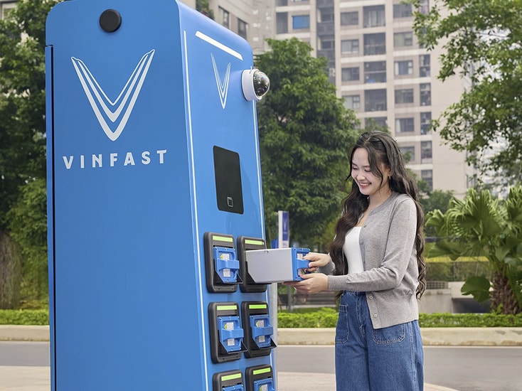 Đại diện V-Green và VNPT tại sự kiện công bố hợp tác phát triển trạm sạc và tủ đổi pin