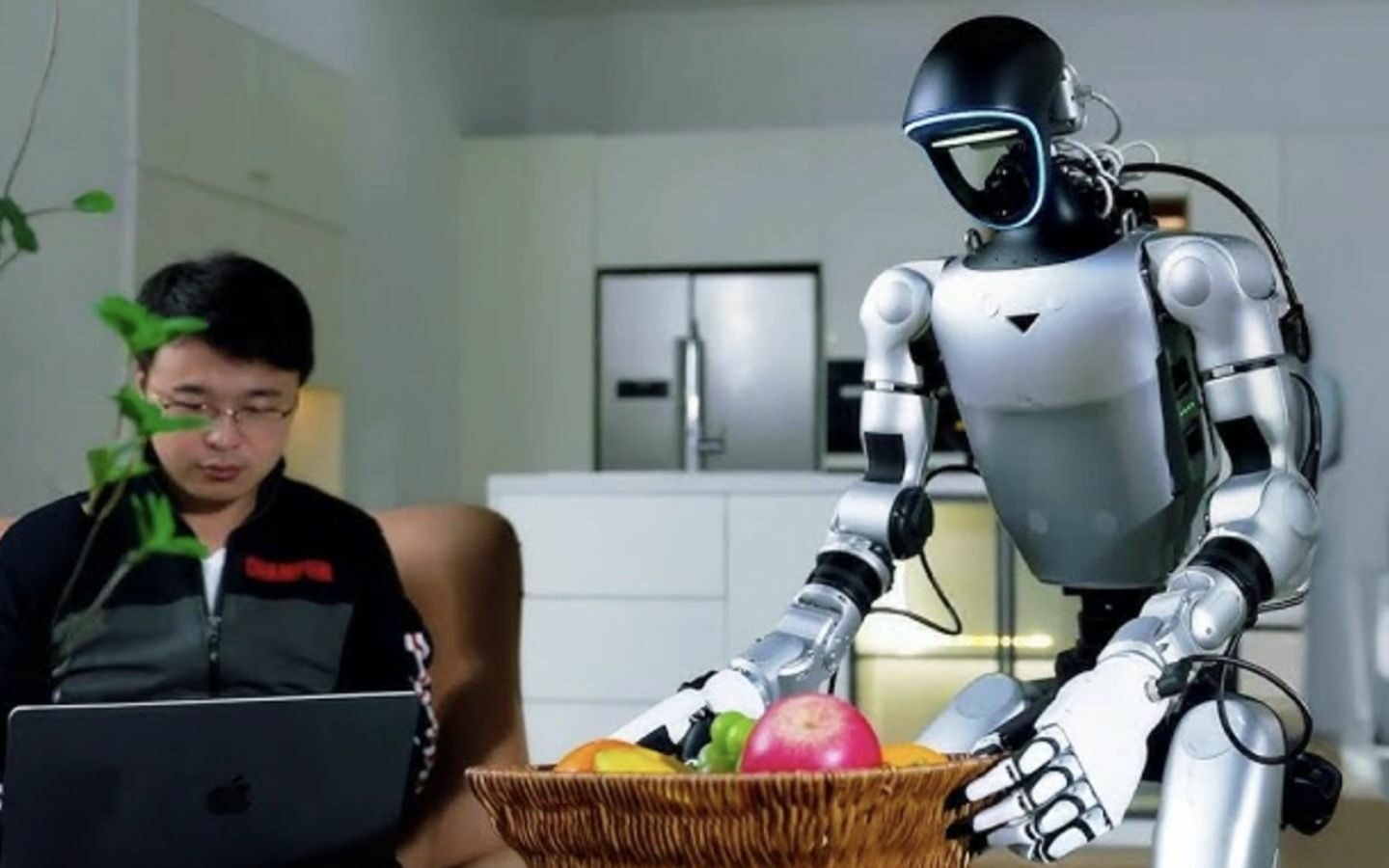Robot đang được huấn luyện các kỹ năng lao động như hái trái cây và giúp việc nhà.