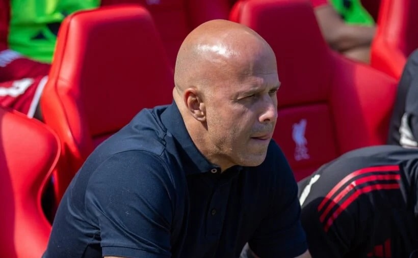 HLV Arne Slot đang đối mặt với nhiều áp lực tại Liverpool.